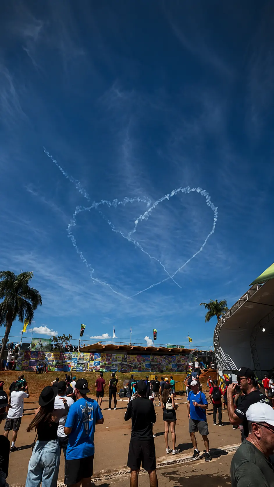 Público reunido no Autódromo Internacional de Goiânia sob um coração desenhado no céu