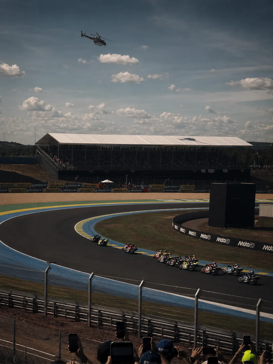 Carros na pista do Autódromo de Goiânia com helicóptero sobrevoando o circuito