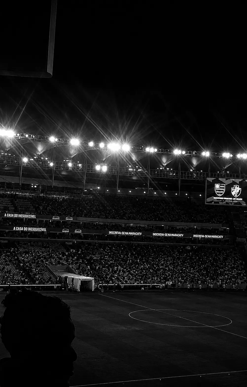 Arquibancadas iluminadas do Maracanã em noite de jogo