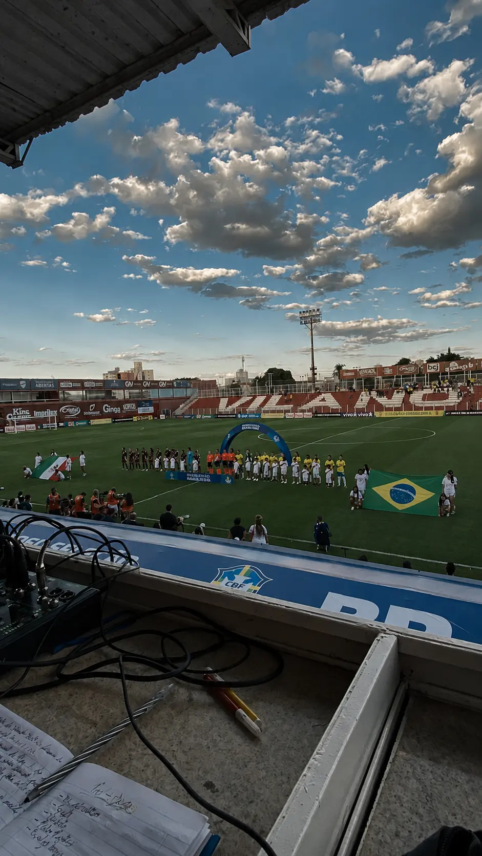 Times perfilados no gramado do estádio OBA antes da partida