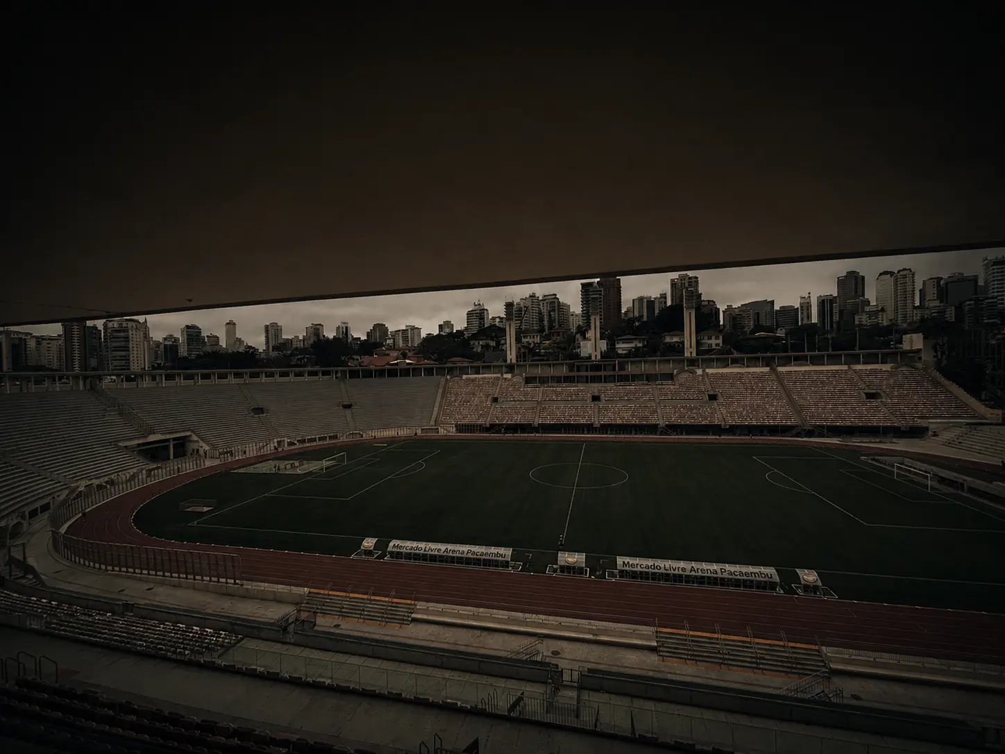 Pacaembu vazio com os prédios de São Paulo ao fundo