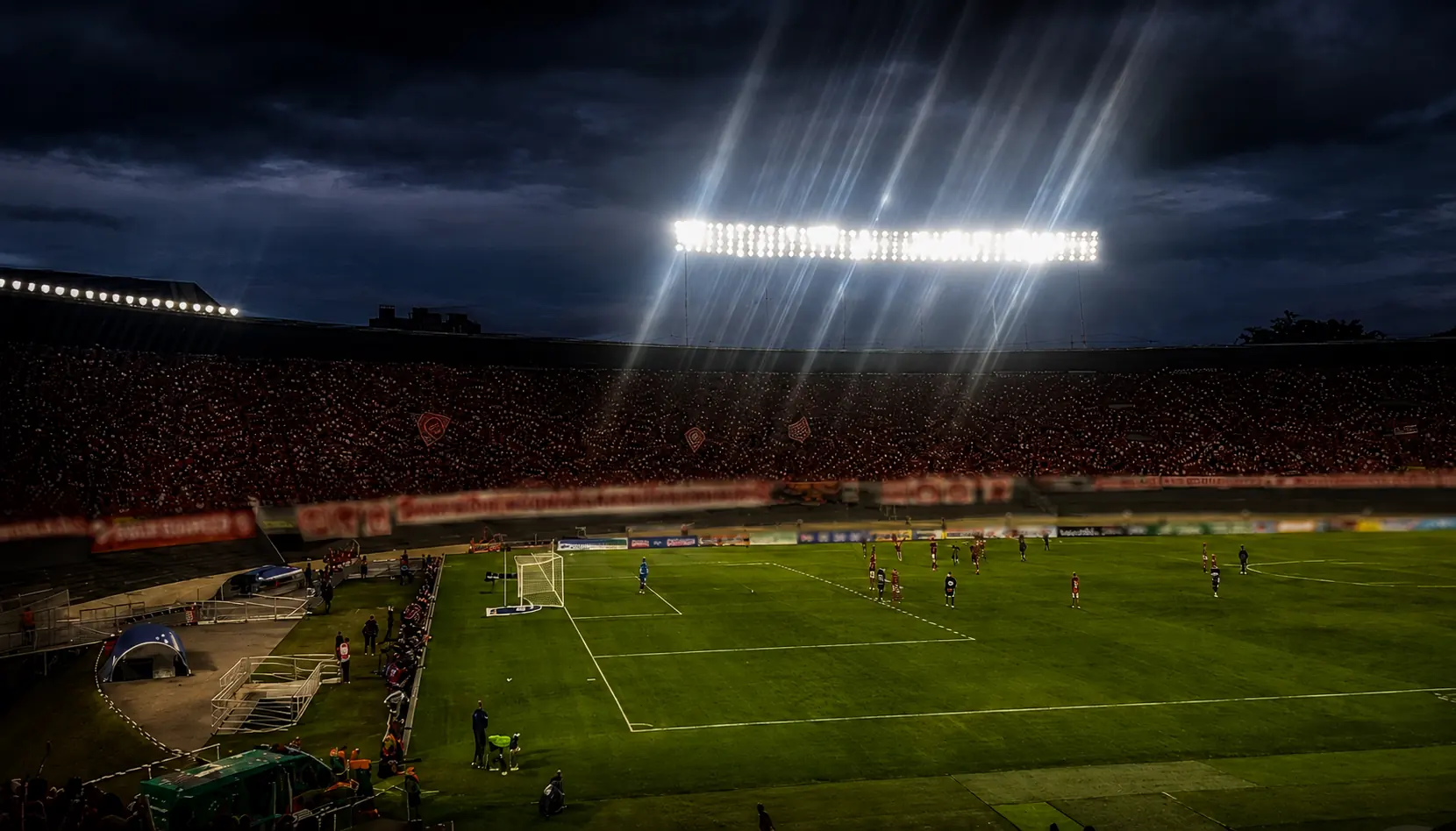 Estádio Serra Dourada visto do alto durante partida noturna