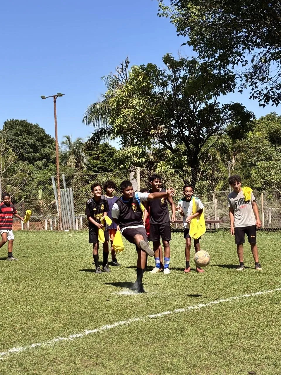 Jovem finalizando uma cobrança durante a atividade