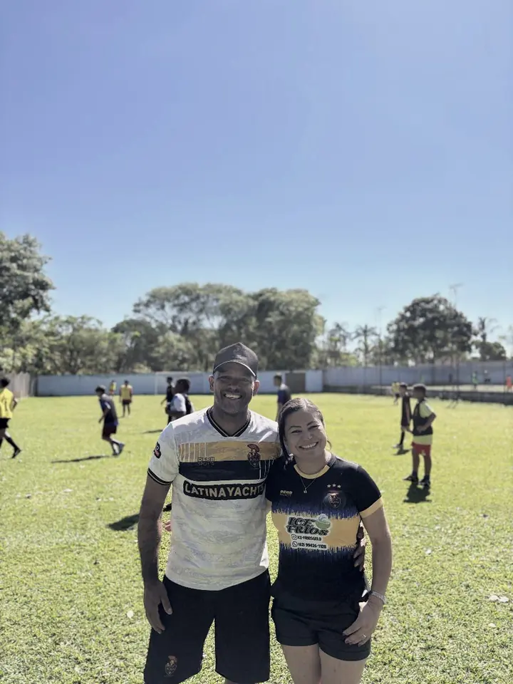 Dupla de organizadores uniformizada durante o dia de atividades