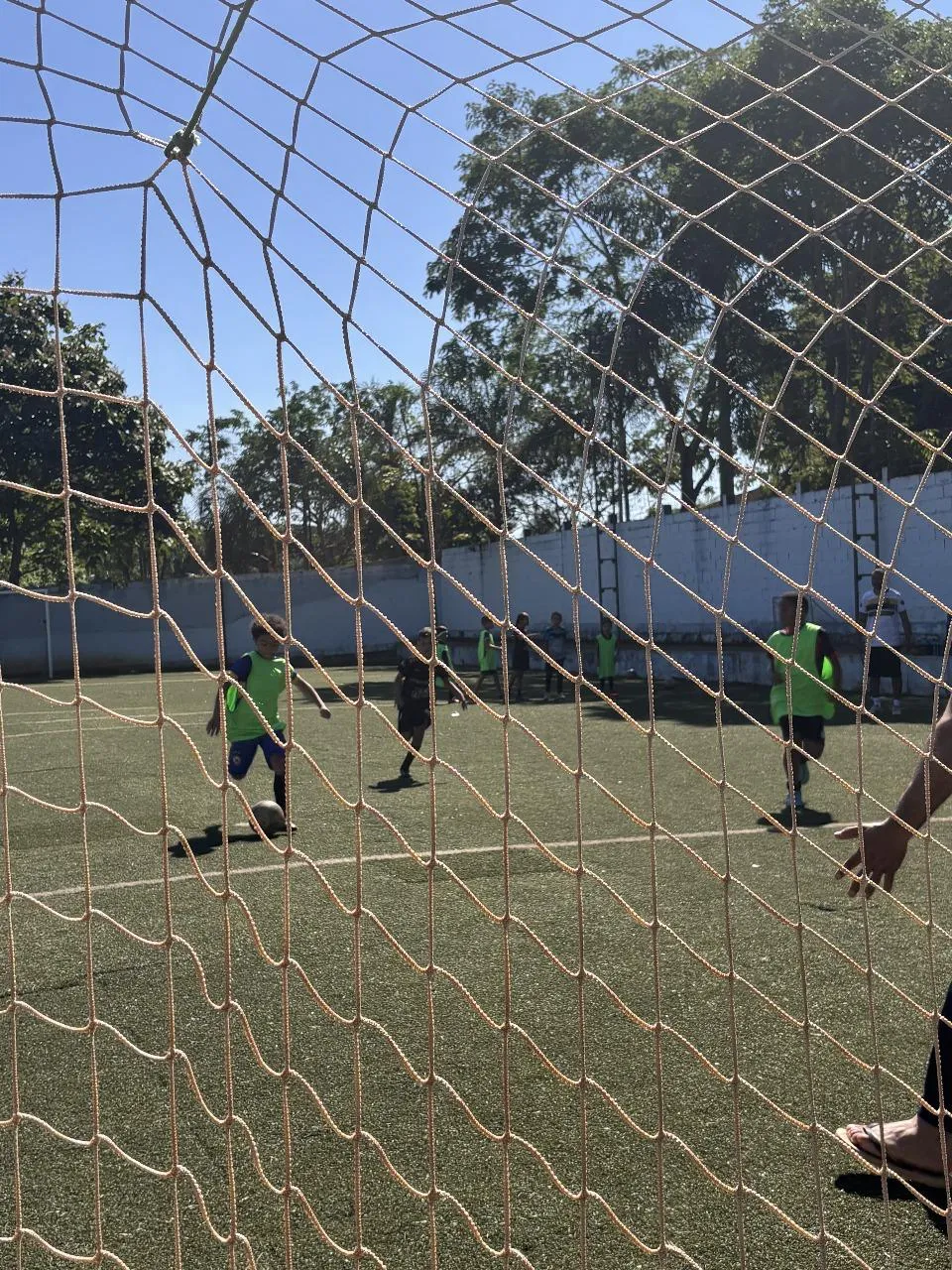 Partida observada através da rede do gol