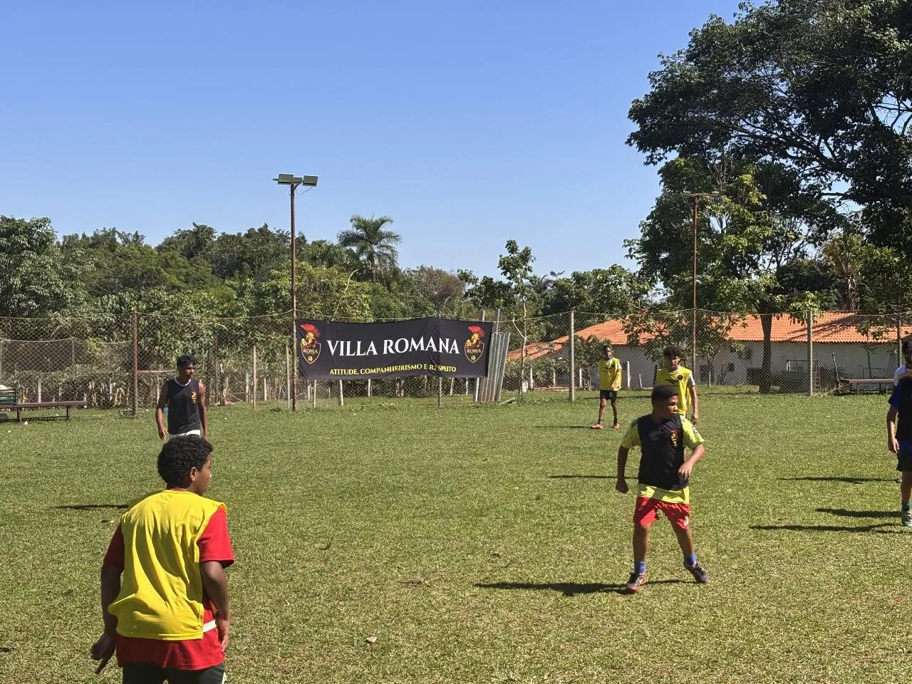 Partida acontecendo diante da faixa da Villa Romana