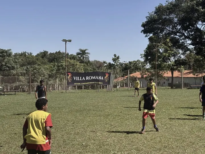 Crianças jogando no campo da Villa Romana